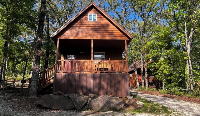 Cozy cabin in our little woodland village - access to pond and meadow