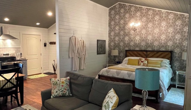 Cozy cabin in our private woods, close to a bike trail, winery, and lakes