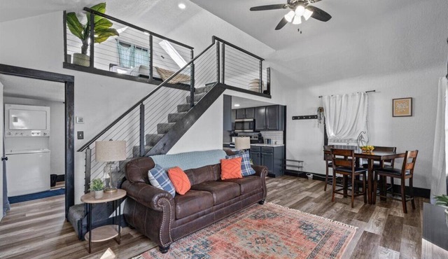 Cozy cabin in Pleasant Valley with AC - perfect getaway spot