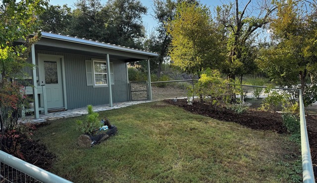 Cozy cabin in peaceful Glen Rose with AC fully furnished