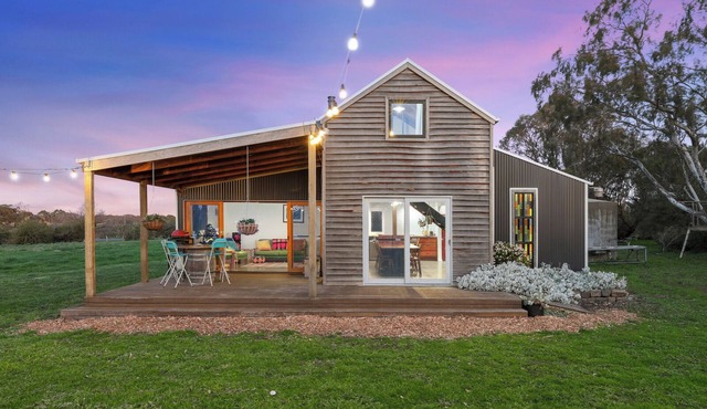 Cozy cabin in peaceful Wangoom with AC, WiFi