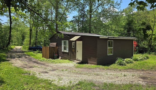 Cozy cabin in peaceful Glouster with WiFi, AC, Very Quiet in a beautiful area.