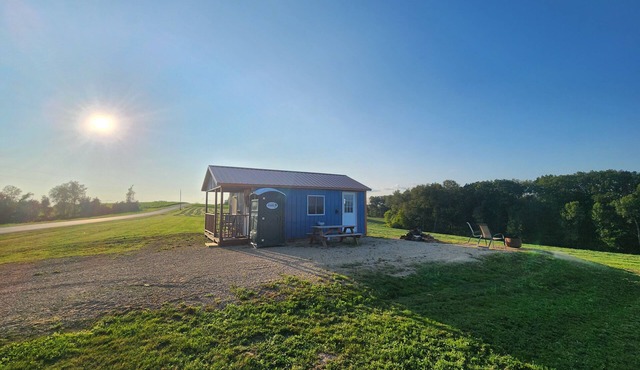 Cozy cabin in peaceful Ontario with AC, WiFi and stellar views!