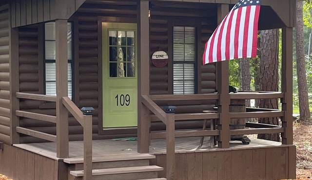 Cozy cabin in pleasant Brewton with AC, WiFi, and fire pit.