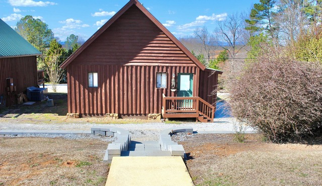 Cozy cabin in pleasant Six Mile with onsite Pool and Lake Access nearby!