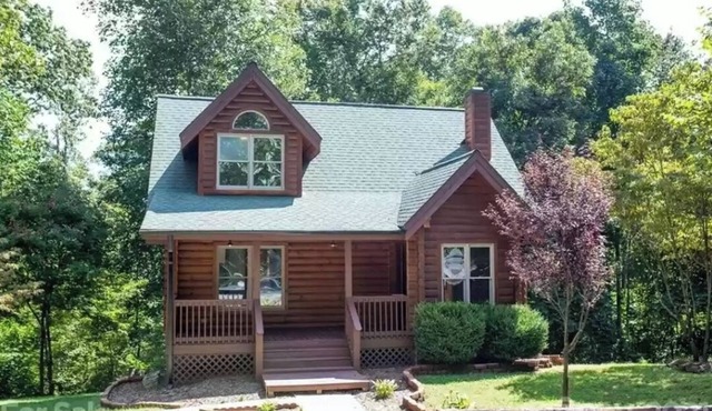 Cozy cabin in private gated community with Hot Tub!