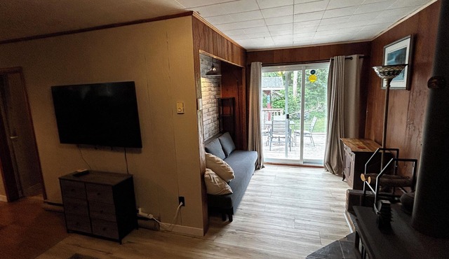 Cozy cabin in Roseneath with AC, a large yard and a pool.