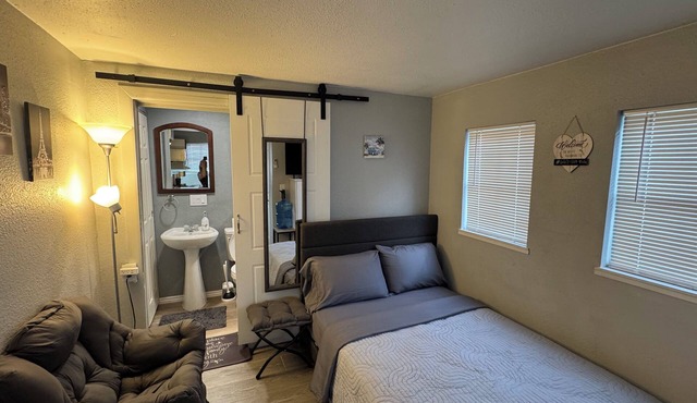 Cozy cabin in safe neighborhood fabulous Las Vegas with WiFi, AC