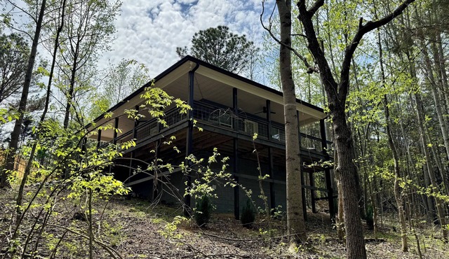 Cozy cabin in serene Scottsville with WiFi, AC, Wrap around porch