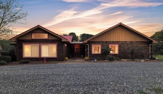 Cozy Cabin in Small town USA