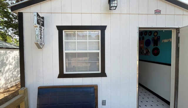Cozy cabin in soothing Thackerville with AC, WiFi 1 mile and 1/4 from WINN STAR.