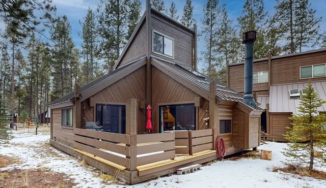 Cozy cabin in Sunriver with SHARC amenities, washer&dryer, & dog-friendly