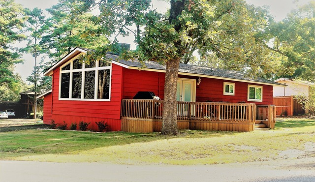 Cozy cabin in the Crestwood Subdivision at Lake O The Pines.
