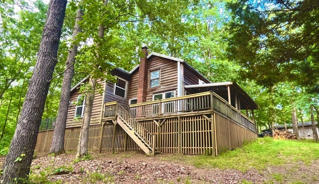 Cozy Cabin in the hills of Kentucky Lake. Family getaway or relaxing escape!