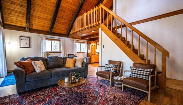 Cozy Cabin in the Pines — Secluded Oasis, Minutes to Skiing & Lakes — Dogs ok!