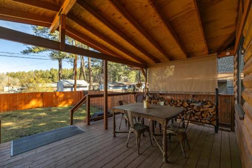 Cozy Cabin in the Pines w Grill Outdoor Dining