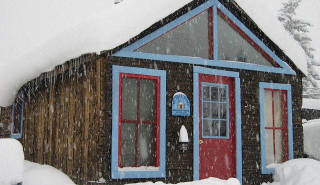 Cozy Cabin in the Heart of it All - Unbeatable Location!