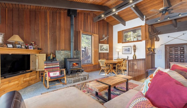 Cozy Cabin In the Pines-Enjoy With Your Friends and Family-Walk to Canyon Lodge