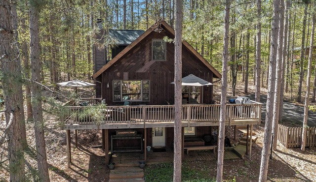 Cozy cabin in the center of Crystal Mountain Resort.