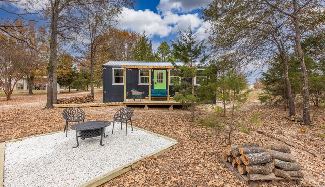Cozy Cabin in the woods! Queen bed, quiet, peaceful, secluded getaway.