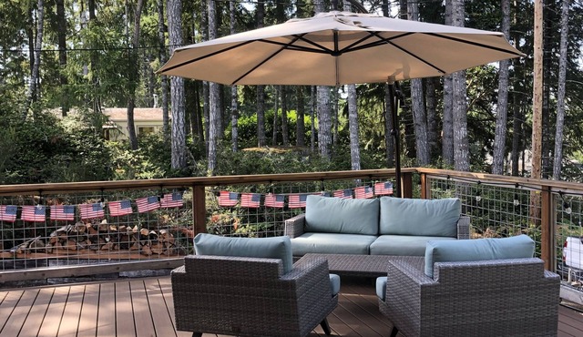 Cozy Cabin in the woods with Peek-A-Boo Lake views