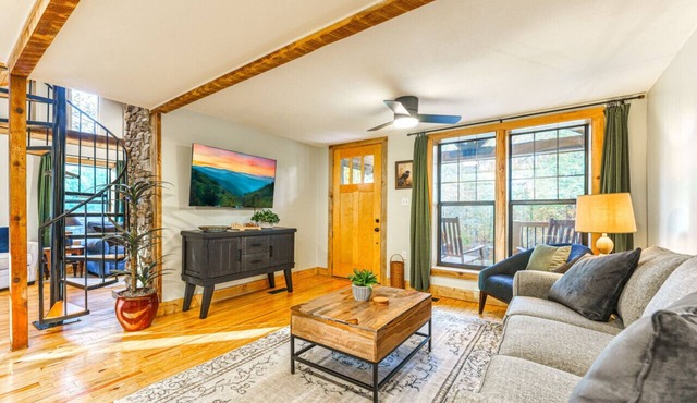 Cozy Cabin in the Woods w/Playroom, Deck & Lounge