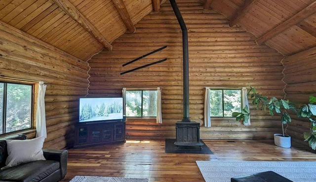 Cozy cabin in the woods fit for all outdoor enthusiasts!