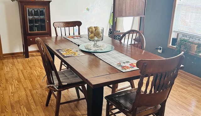 Cozy Cabin in the Woods, a Charming 3-bedroom house in Hayes, Virginia