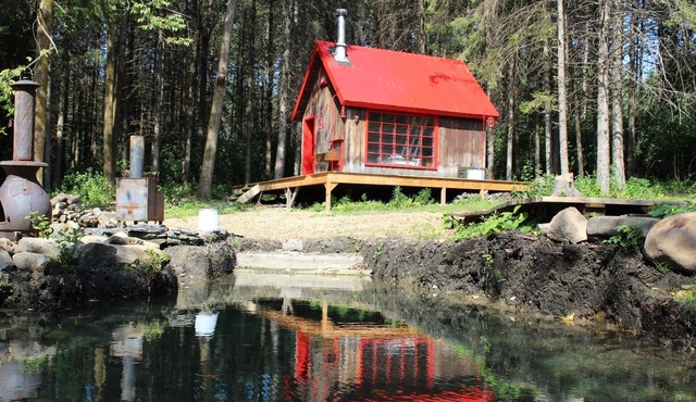Cozy cabin in the woods next to lake Massawippi and North Hatley.