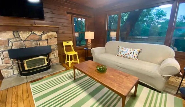 Cozy Cabin in the Woods Near Berea