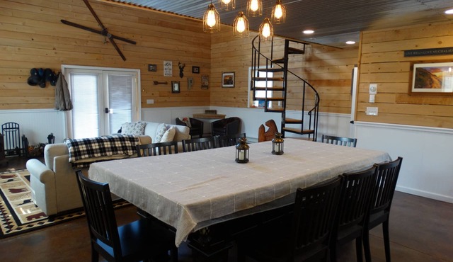 Cozy Cabin in the woods with pool table!