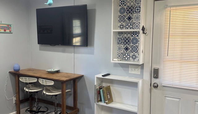 Cozy cabin in tranquil Evergreen with AC