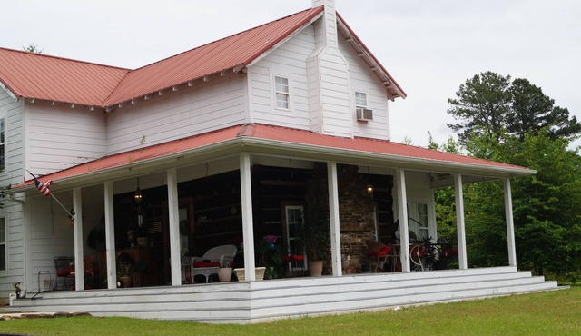 Cozy cabin in tranquil Rosa, AL. This is the first floor of bldg. Cozy and sweet