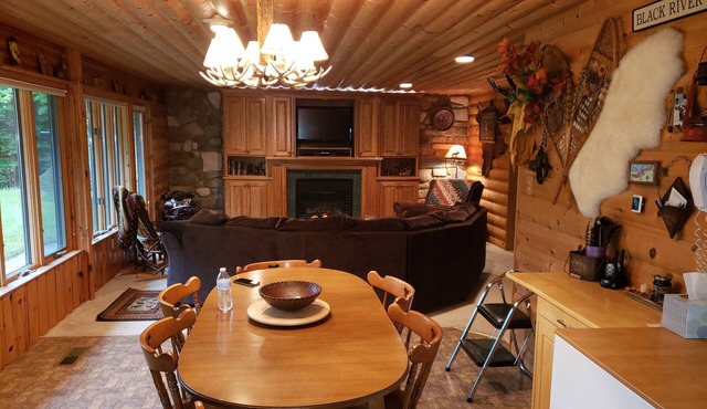 Cozy Cabin in the woods - 50 acres and a perfect spot off Jackson Co. ATV trails