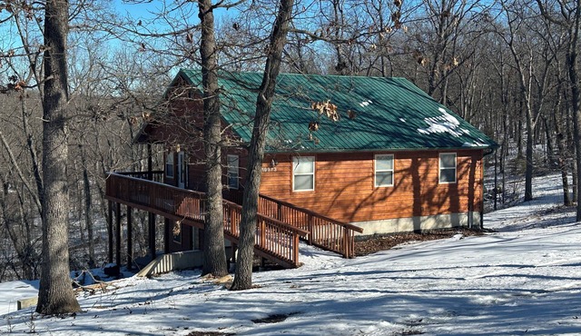 Cozy cabin in Warsaw.nCabin in the woods, a perfect gateaway.!