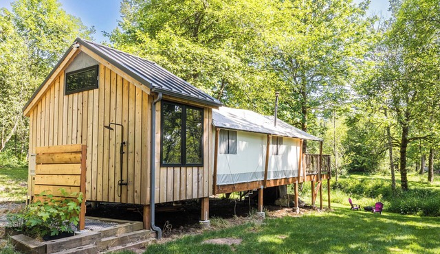 Cozy cabin in welcoming Duvall with WiFi