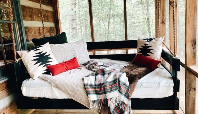 Cozy Cabin in woods with Hot Tub, Porch Swing Bed and Fire Pit in Aska Adventure