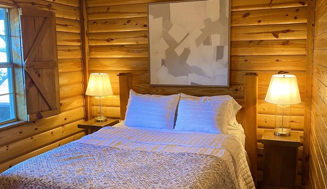 Cozy Cabin, Jacuzzi Tub, Kitchenette, Screened in Porch, Mountain Views.