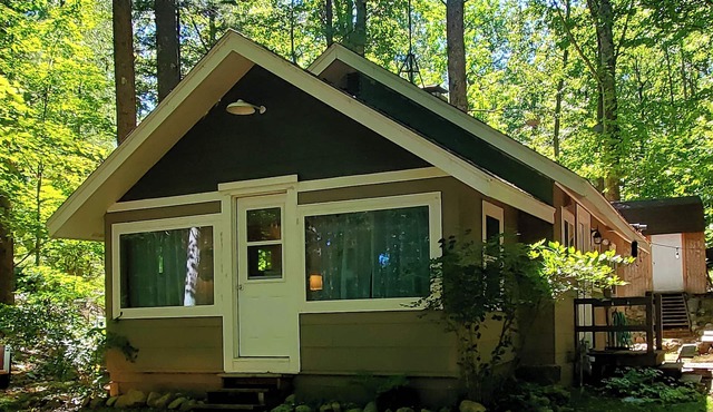 Cozy cabin just steps away from Upper Post Lake. Pet friendly with a small fee!