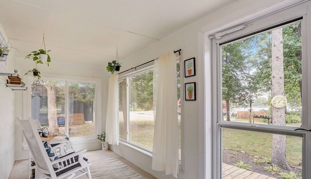 Cozy Cabin | Lake Access, Kayaks/Bikes, Huge Yard!