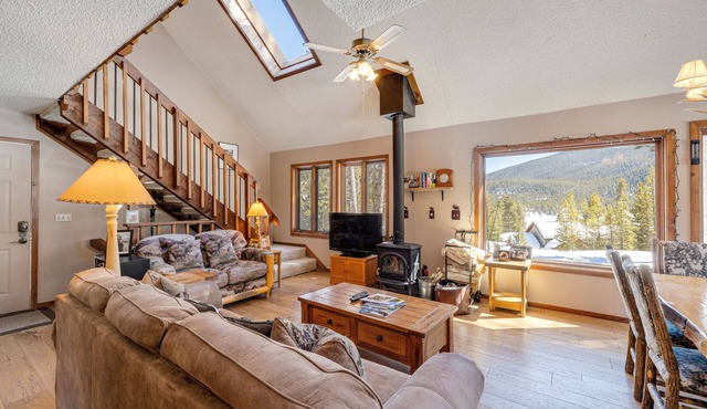 Cozy cabin less than 2 miles from Breckenridge Main St. 3 Bedrooms plus loft
