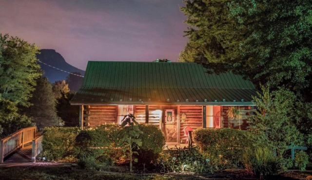 Cozy cabin less than five minutes from park gates