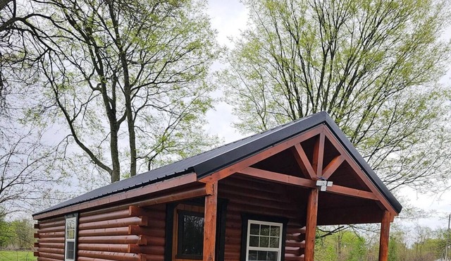 Cozy cabin located in historic Old Shawneetown!