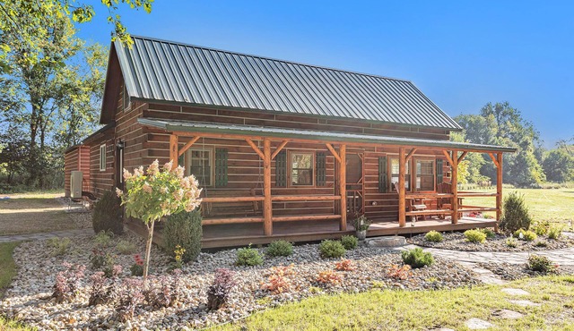 Cozy cabin located close to Firekeepers Casino, Marshall, and Battle Creek