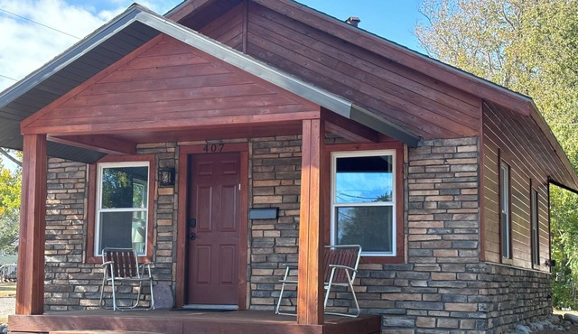 Cozy Cabin located in downtown Hays.