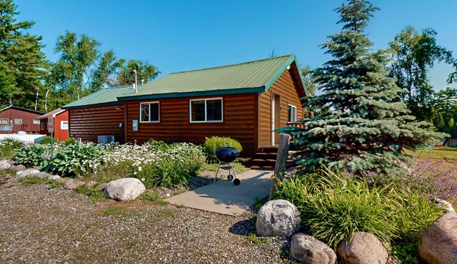 Cozy Cabin located on the Turtle Flambeau Flowage, great for all seasons!