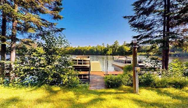 Cozy Cabin located on the Turtle Flambeau Flowage, great for all seasons!