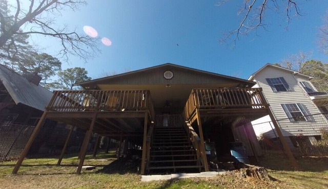 Cozy Cabin Located on Lake O' the Pines . Full kitchen, Big Deck Sleeps 7
