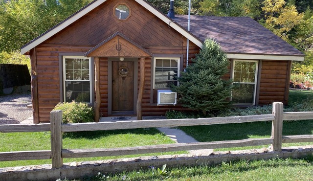 Cozy Cabin located in the heart of the Black Hills, but close to Deadwood & Lead