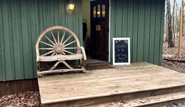 Cozy cabin located on private drive on 40 acre Ranch!